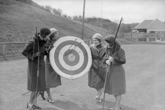 26th May 1932:  Visitors pay tuppence for six arrows at Scarborough in North Yorkshire.  (Photo by Fox Photos/Getty Images)