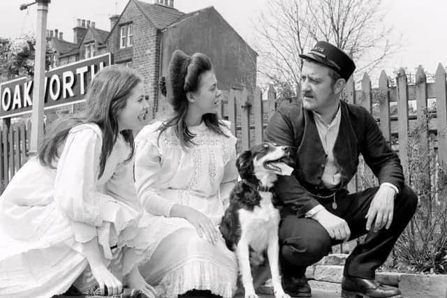 Actor Bernard Cribbens with actresses, Sally Thomsett (left) and Jenny Agutter in The Railway Children
