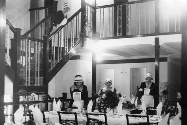The dining saloon of the airship R100, before its launch at Howden, Yorkshire.   (Photo by Hulton Archive/Getty Images)