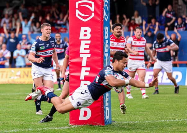 Try time: Wakefield's Mason Lino scores against Leigh. Picture by Alex Whitehead/SWpix.com