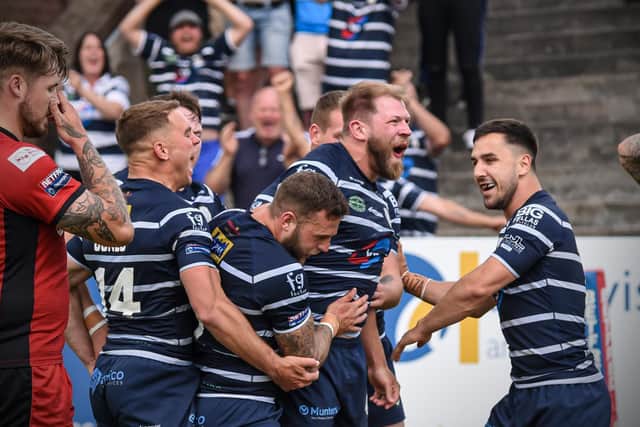 Featherstone Rovers celebrate another try against Widnes Vikings (Dec Hayes Photography)