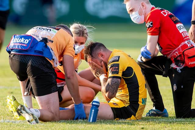Castleford Tigers' Gaz O'Brien suffers his knee injury. (ALLAN MCKENZIE/SWPIX)