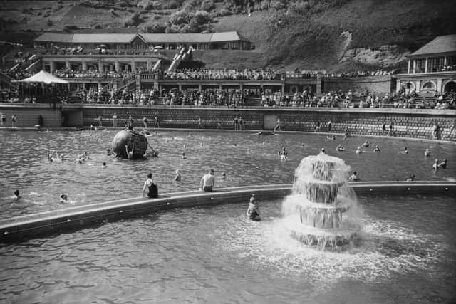 circa 1930:  Fountain and public swimming pool, Battery Park, Scarborough, Yorkshire.  (Photo by Alfred Hind Robinson/A H Robinson/Hulton Archive/Getty Images)