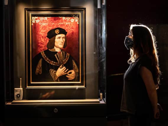 Lucy Creighton with the portrait of Richard III