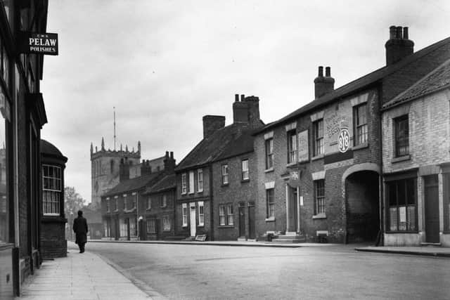 Snaith’s Market Place and church of St Laurence seen here in 1950. (YPN).