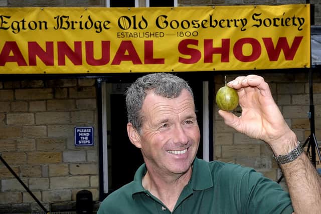 Previous winner Graeme Watson with his record breaking berry. Image by Richard Ponter