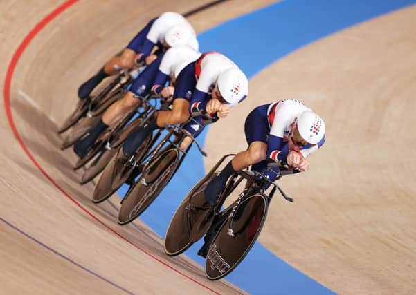 Oliver Wood of Team Great Britain and teammates sprint during the Men ́s team pursuit. (Photo by Justin Setterfield/Getty Images)