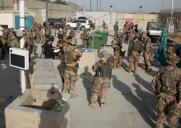 .Handout photo dated 20/08/21 issued by the Ministry of Defence (MoD) of members of the British and US military engaged in the evacuation of people out of Kabul, Afghanistan.