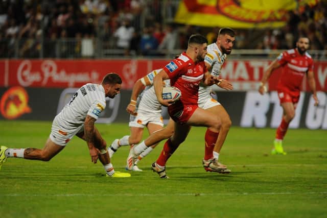 Hull KR's Matty Storton breaks the Catalans Dragons defence. (PASCAL RODRIGUEZ)