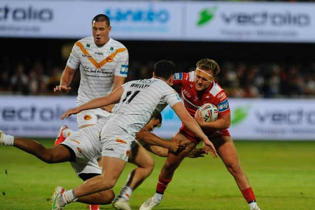 Hull KR's Jez Litten tries to evade Catalans. (PASCAL RODRIGUEZ)