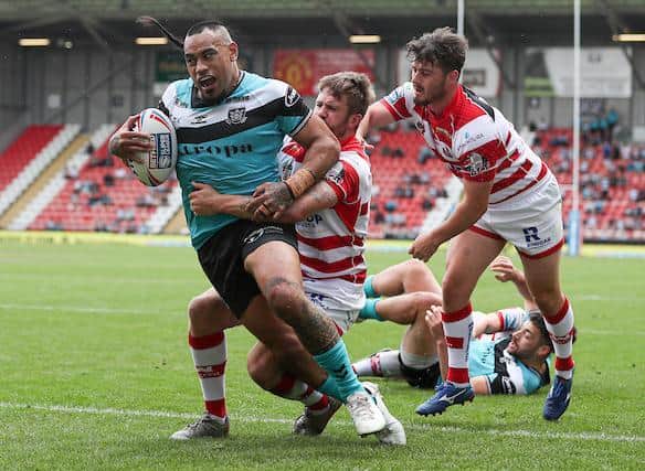 Mahe Fonua scores for Hull in their win at Leigh in June. Picture by Paul Currie/SWpix.com.