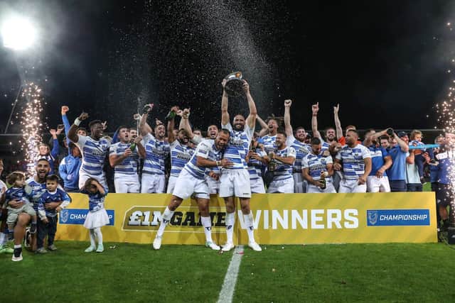 Toulouse Olympique's players celebrate victory as Jonathon Ford holds the trophy. Picture by Manuel Blondeau/SWpix.com