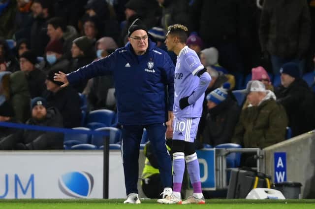 MIXED DAY: Marcelo Bielsa gives instructions to Raphinha