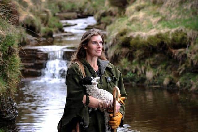 Amanda Owen tries out wild swimming in tonight's episode