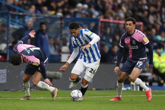 Huddersfield Town's Levi Colwill (centre) dribbles between Coventry City's Callum O'Hare (left) and Tyler Walker (right).