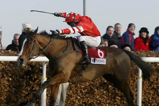 Florida Pearl, ridden by Adrian Maguire, storms up the final straight during his victory in the 2001 King George VI Chase at Kempton Park. Credit: Andrew Redington/Getty Images.