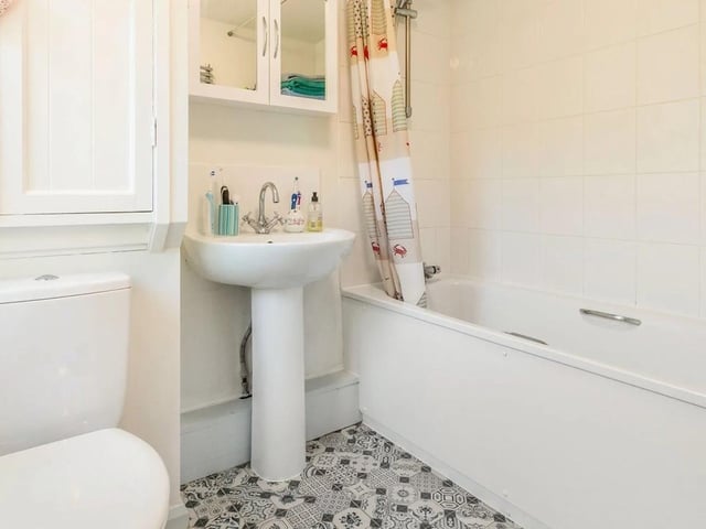 The bathroom. SUS-220125-130404001