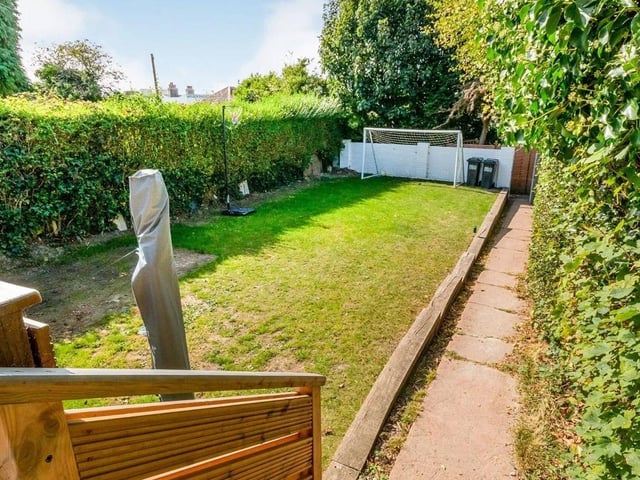 Secluded garden area. SUS-220125-130434001