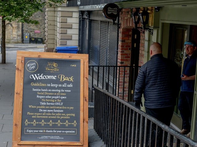 Sign outside the Thirsty Goat pub on Shipquay Street DER2027GS - 023