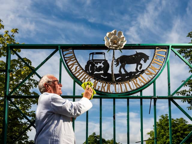 Gate Steward, Brian Cooksey, aged 68, dusting off Yorkshire Agricultural Society signage on one of the show gates ahead first day
Picture By Yorkshire Post Photographer,  James Hardisty.