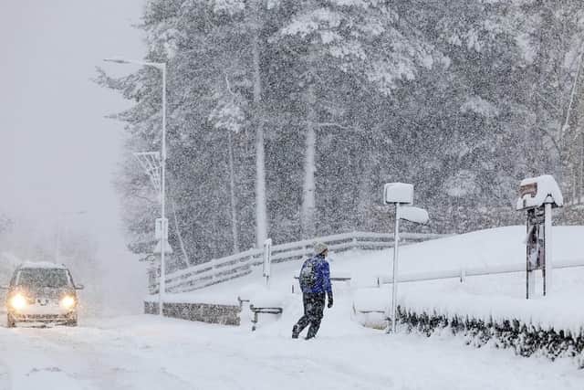 Members of the public make their way through the snow. (Pic credit: Jeff J Mitchell / Getty Images)