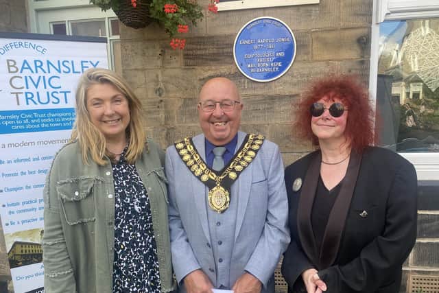Lady Carnarvon, Barnsley Mayor Coun Mick Stowe and Prof Joann Fletcher at the unveiing of a blue plaque celebrating Barnsley born archaeologist Harold Jones at his birthplace in Sackville Street, near Barnsley town centre