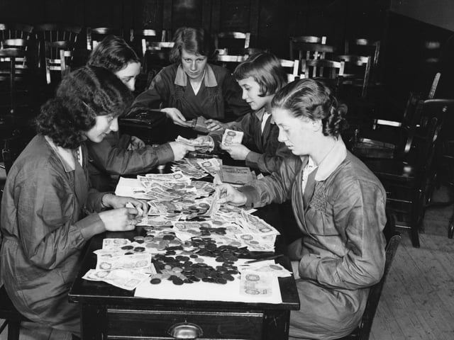 Students at a Sheffield commercial college learned to count money using 200 worth of real notes and coins in September 1936.