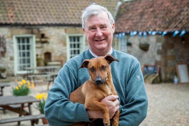 Peter with Stonker the raisin thief. (Pic credit: Daisybeck Studios / Channel 5)