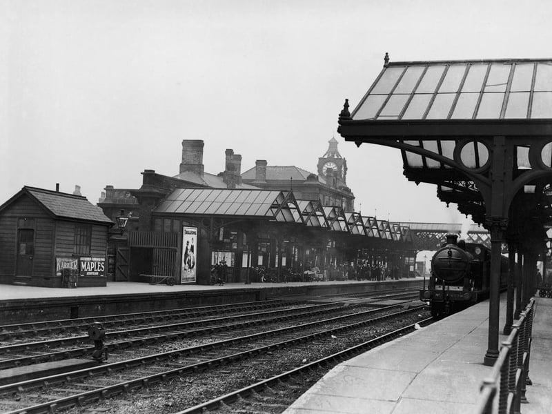 An LNER train arrived at Wakefield railway station in August 1927.