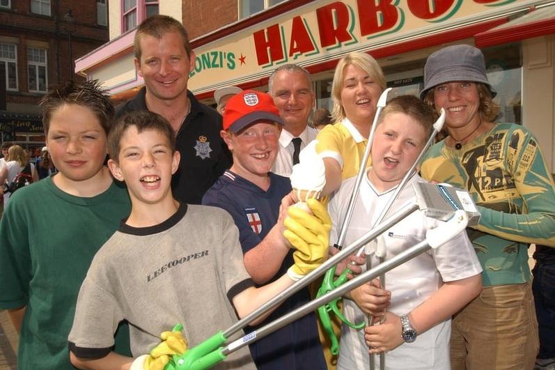 Cop-a-Lot kids, who had been litter picking around the Old Town, stop off at the Harbour Bar for a free ice cream in 2002.