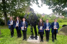 Kes statue And Kirk Balk students