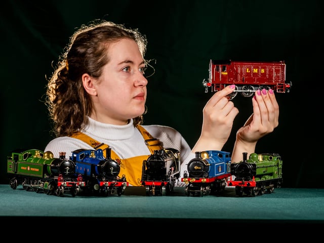 Alice Cullen, from David Dugglebys, auctioneers holding Lot: 3009 - Ray Cooper '0' gauge - Directory Series LMS 0-6-0 diesel shunting locomotive No.7098; which comes in plain brown box with RAC label and instructions along with a few of the other locomotives in this collection.