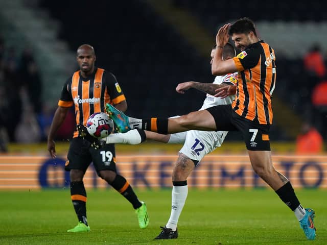 Luton Town's Henri Lansbury (centre) and Hull City's Ozan Tufan battle for the ball during the Sky Bet Championship match at MKM Stadium, Hull. Picture date: Friday September 30, 2022. PA Photo. See PA story SOCCER Hull. Photo credit should read: Tim Goode/PA Wire.

RESTRICTIONS: EDITORIAL USE ONLY No use with unauthorised audio, video, data, fixture lists, club/league logos or "live" services. Online in-match use limited to 120 images, no video emulation. No use in betting, games or single club/league/player publications.