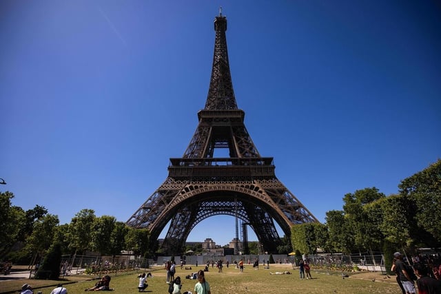 Paris is set to reach 32C on Sunday, 37C on Monday and 39C on Tuesday.