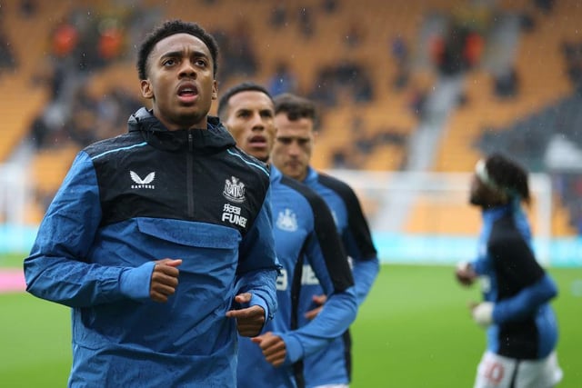 Joe Willock of Newcastle United warms up prior to the Premier League match between Wolverhampton Wanderers and Newcastle United at Molineux on October 02, 2021 in Wolverhampton, England.