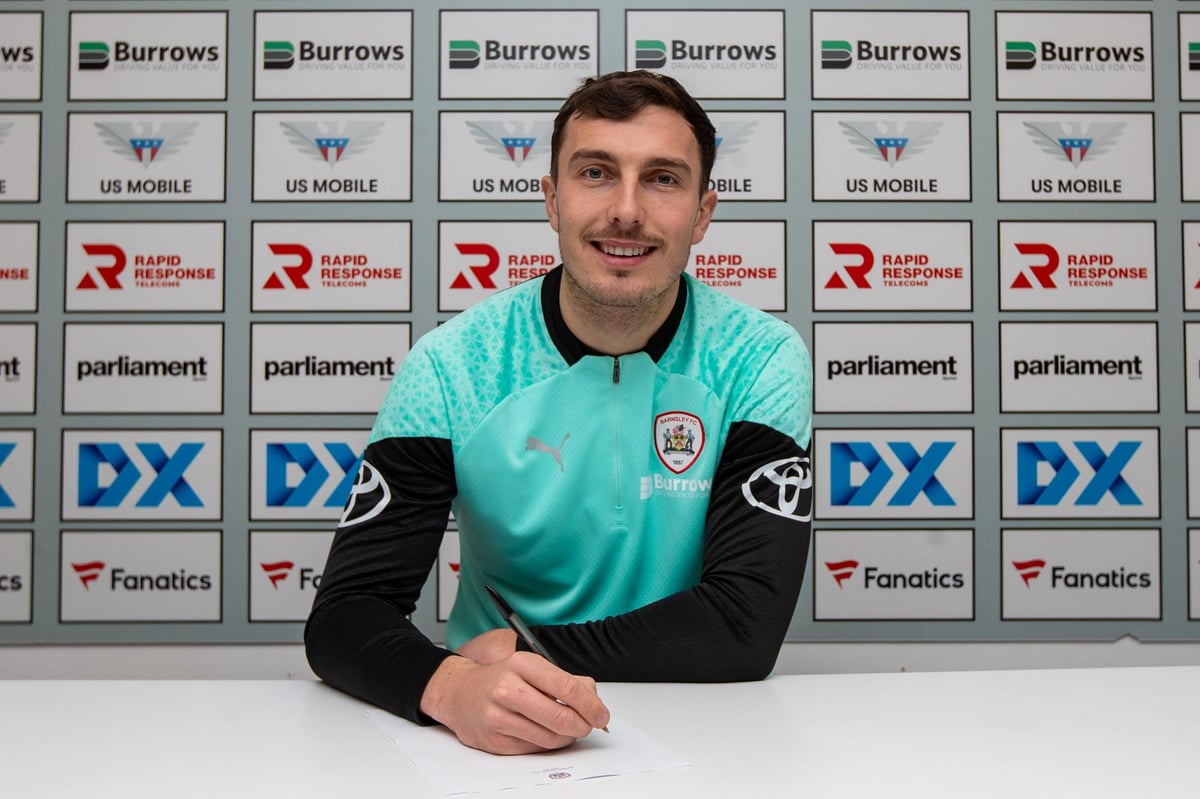 Barnsley FC transfer latest: 'Really valuable' former Championship defender leaves League One rivals to become Reds' second January transfer window signing
