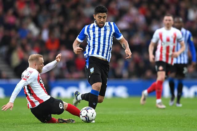 SUNDERLAND, ENGLAND - MAY 06: Sunderland player Alex Pritchard (l) challenges Sheffield Wednesday player Massimo Luongo during the Sky Bet League One Play-Off Semi Final 1st Leg match between Sunderland and Sheffield Wednesday at Stadium of Light on May 06, 2022 in Sunderland, England. (Photo by Stu Forster/Getty Images)