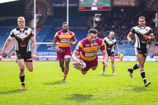 Jake Connor scores a try during his first stint with Huddersfield Giants. (Photo: Alex Whitehead/SWpix.com)