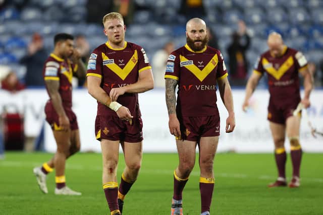 Huddersfield Giants appear dejected at the end of the game. (Photo: John Clifton/SWpix.com)