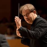Ludovic Morlot conducting on stage. Credit: May Zircus, L’Auditori.