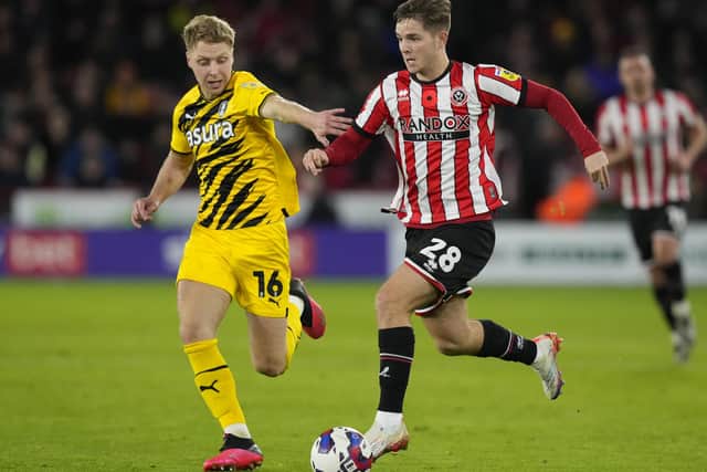 James McAtee of Sheffield Utd and Jamie Lindsay of Rotherham during the Sky Bet Championship match at Bramall Lane (Picture: Andrew Yates / Sportimage)