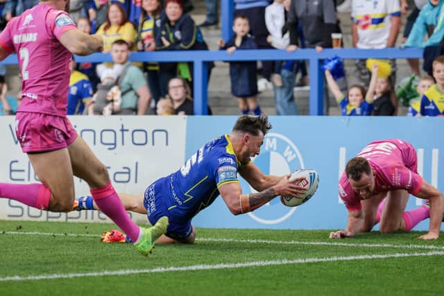 A penalty try is awarded to Warrington after a high tackle by Joe Burgess on Matty Ashton. (Photo: Alex Whitehead/SWpix.com)