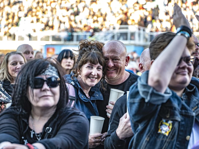 Crowds enjoying the Hollywood Vampires set.