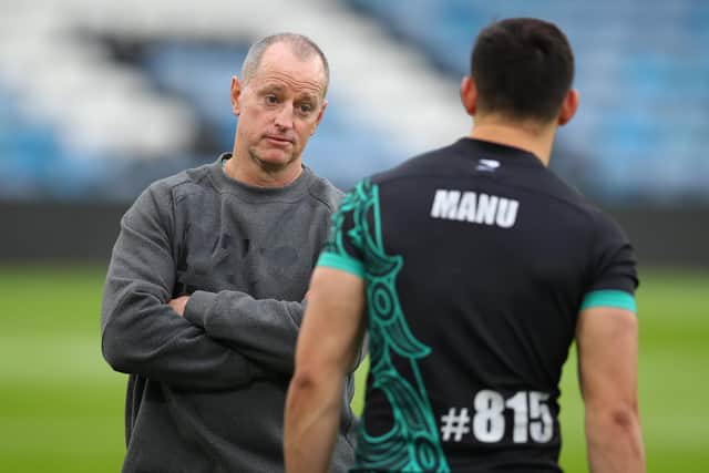 Michael Maguire talks to Joseph Manu during the New Zealand captain's run at Elland Road. (Photo by Ashley Allen/Getty Images for RLWC2021)