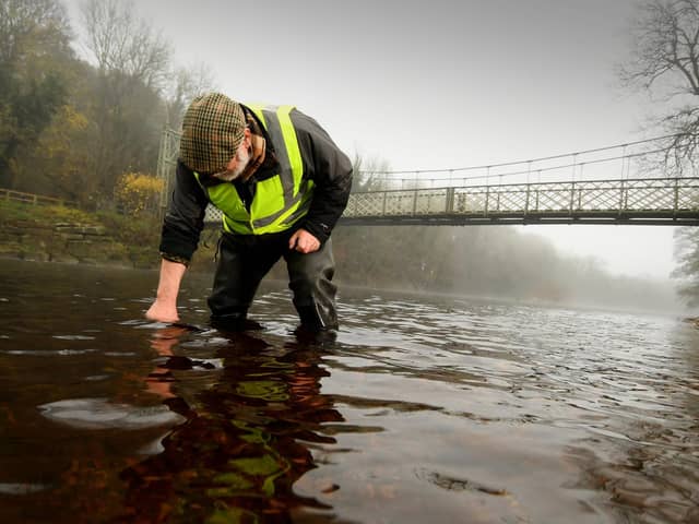 Rick Battarbee test the water for polution on the River Wharfe at Ilkley Picture by Simon Hulme 29th November 2022











