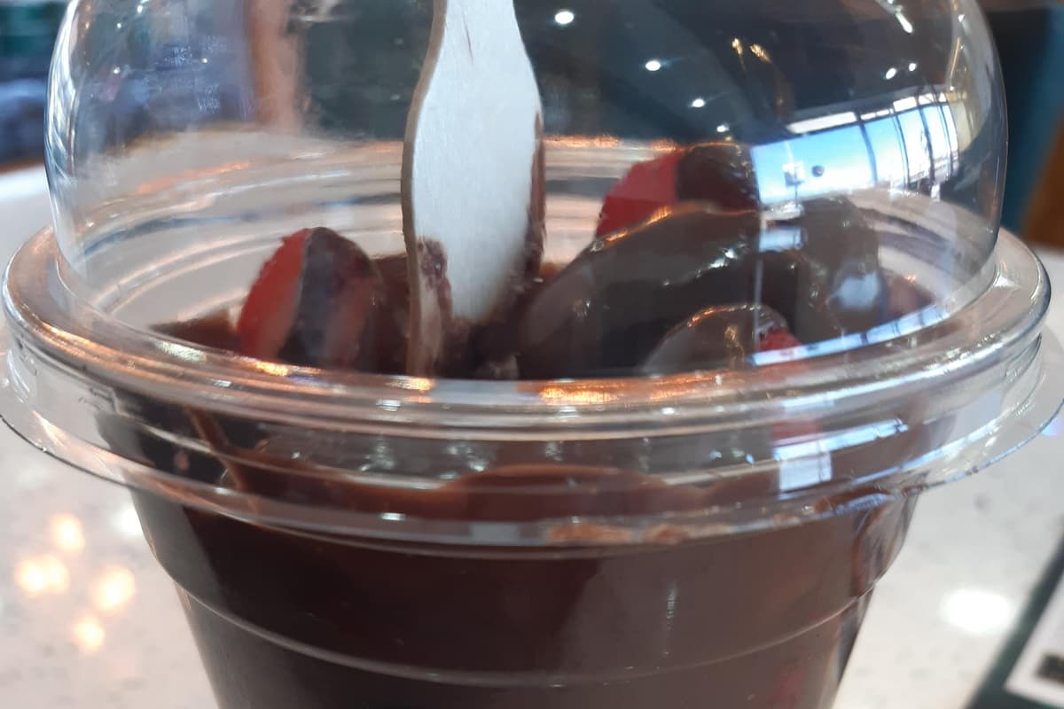 Drive-in-Restaurant wegen Verkauf eines Erdbeerbechers mit Nutella an Frau ...
