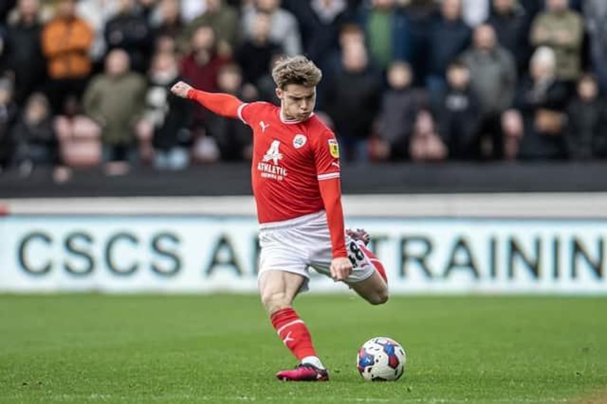 Barnsley FC and Republic of Ireland midfielder Luca Connell signs long-term  contract extension with League One club