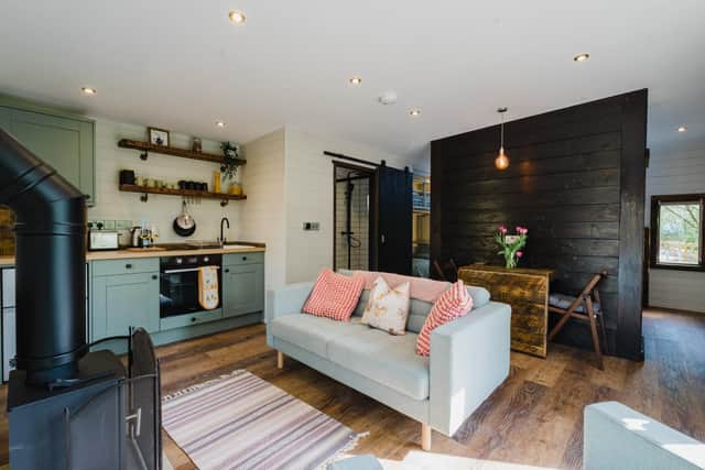 Inside the cabins, there is underfloor heating and oak-effect flooring planks. The walls have warmth and character, clad with matchboard tongue and groove pine, painted in a signature shade, Skimming Stone, which has a lovely ambiance. Elizabeth Baker Photography