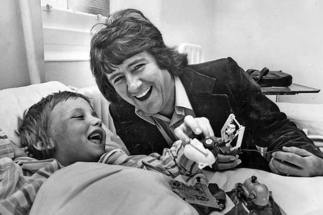Duggie Brown visiting a children's hospital in 1976.