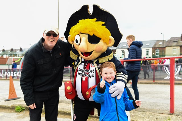 Blades fans with Captain Blade